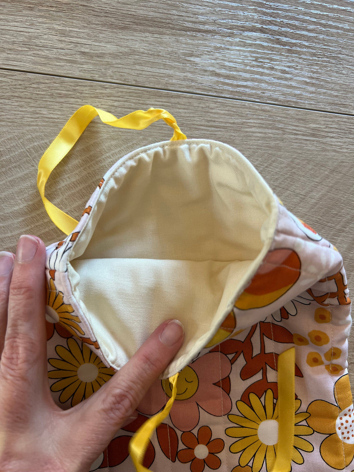 Retro Daisy Quilted Book Sleeve